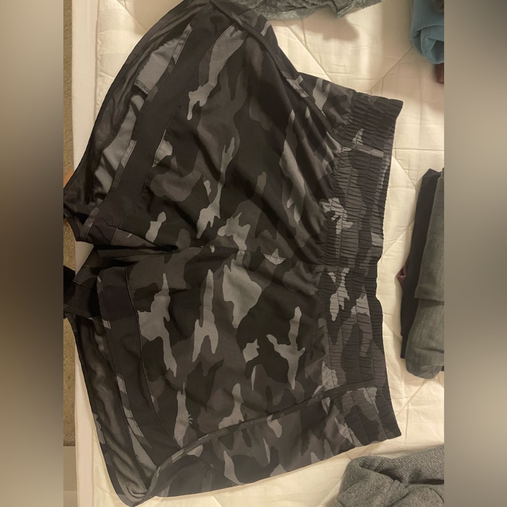 Athleta Camo 4” ladies shorts